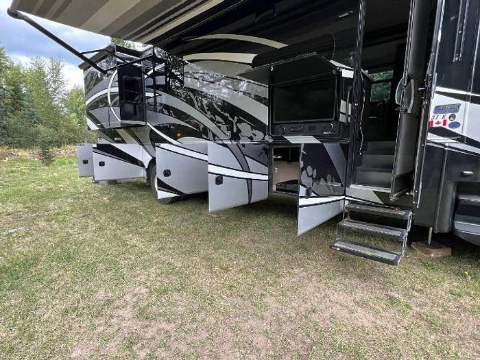 Used 2022 Jayco Seneca 37K