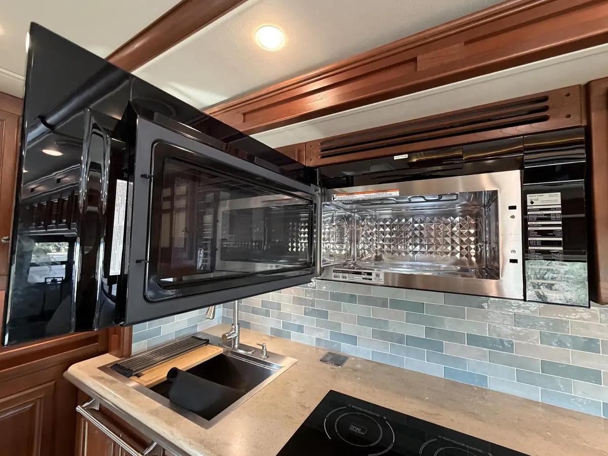 Used 2015 Winnebago Itasca Ellipse 42HD