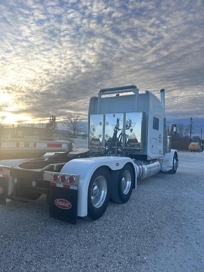 Used 2023 Peterbilt 389 Conventional Sleeper Semi