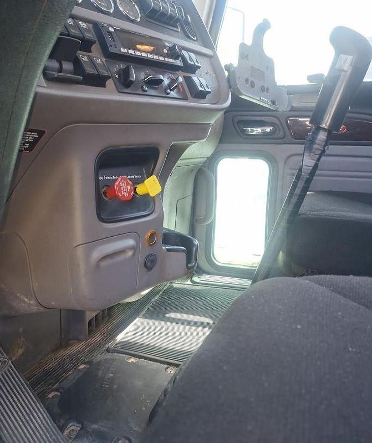 Used 2022 Peterbilt 389 Day Cab