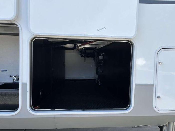 Used 2023 Palomino Columbus 379MB