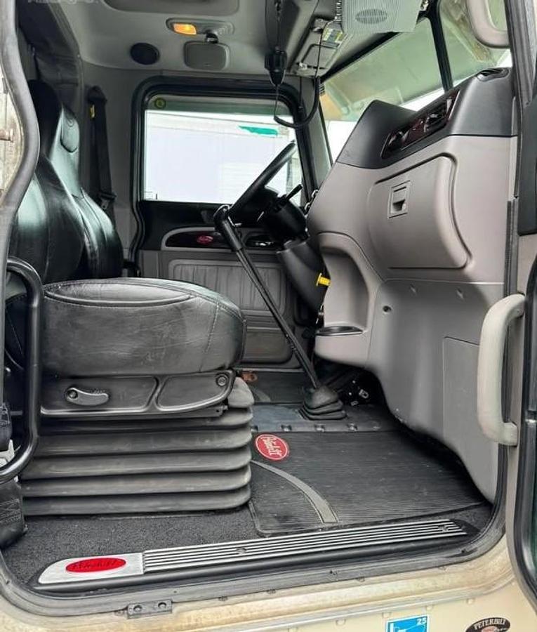 Used 2016 Peterbilt 389 Sleeper