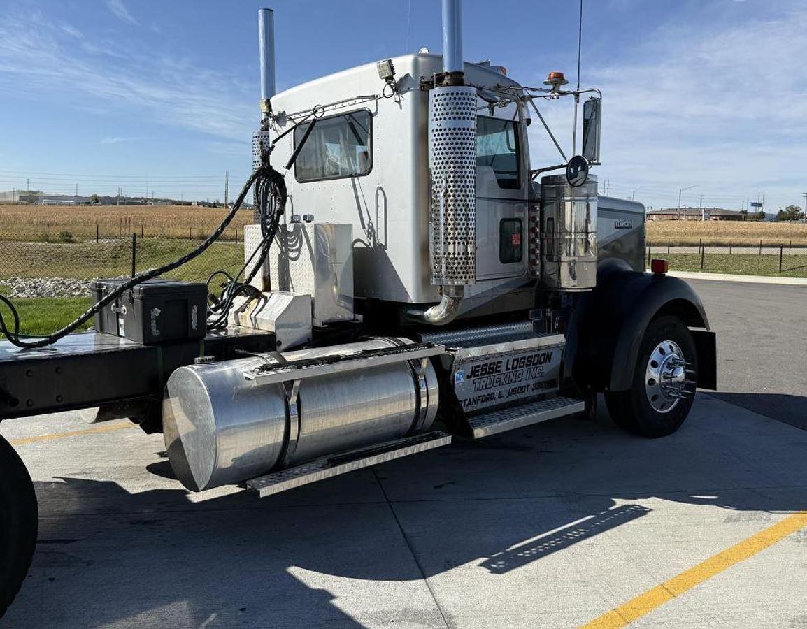 Used 2005 Kenworth W900L Sleeper Semi Truck