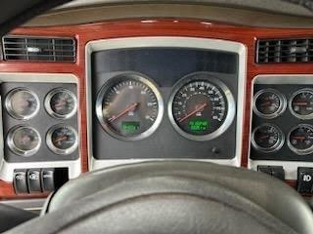 Used 2007 KENWORTH W900 Sleeper Semi
