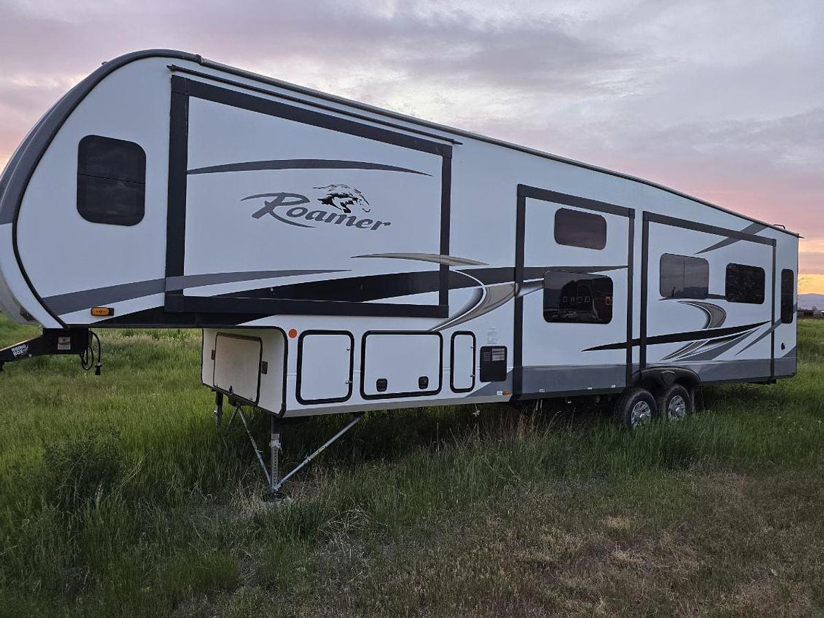 Used 2022 Highland Ridge Roamer 354MBH Fifth Wheel