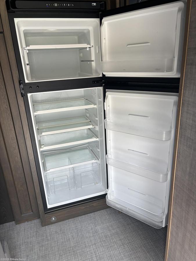 Used 2023 Airstream Classic 33