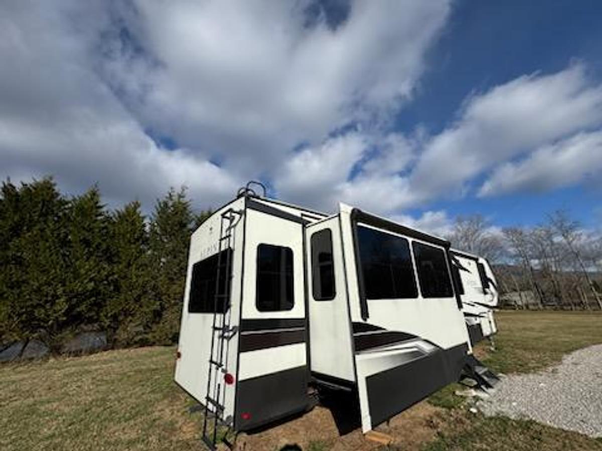 Used 2022 Keystone Alpine 3720MD