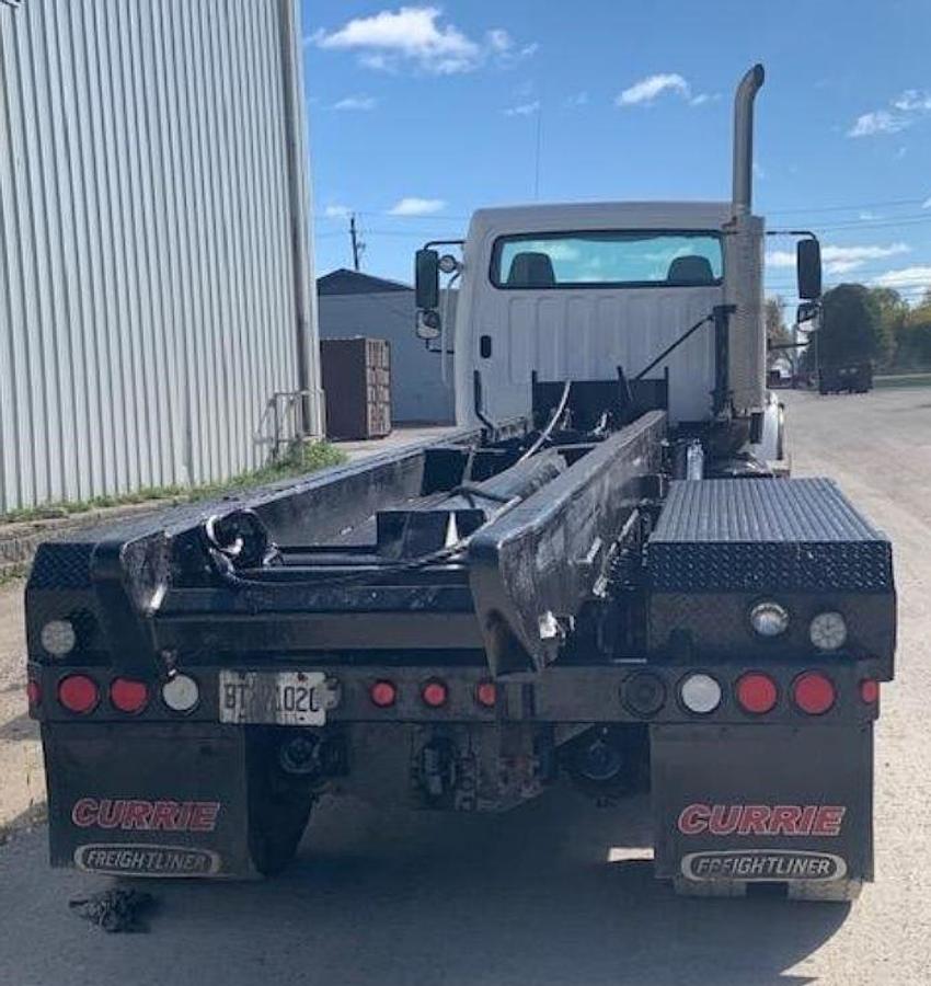 Used 2005 FREIGHTLINER BUSINESS CLASS M2 106