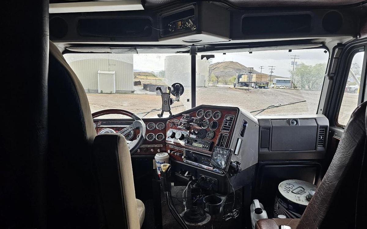 Used 2001 FREIGHTLINER FLD120 CLASSIC Conventional Sleeper Semi