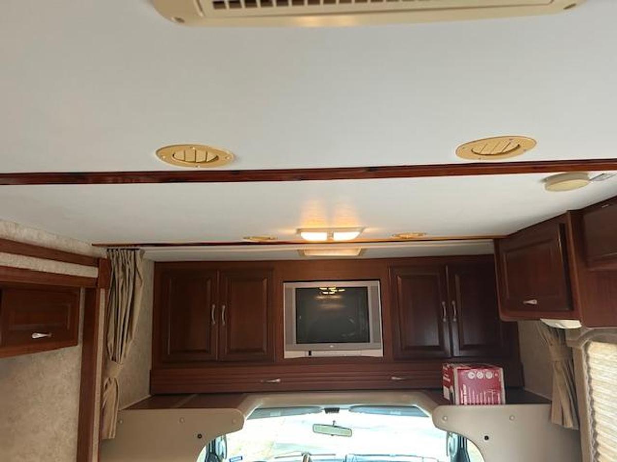 Used 2005 Four Winds Chateau