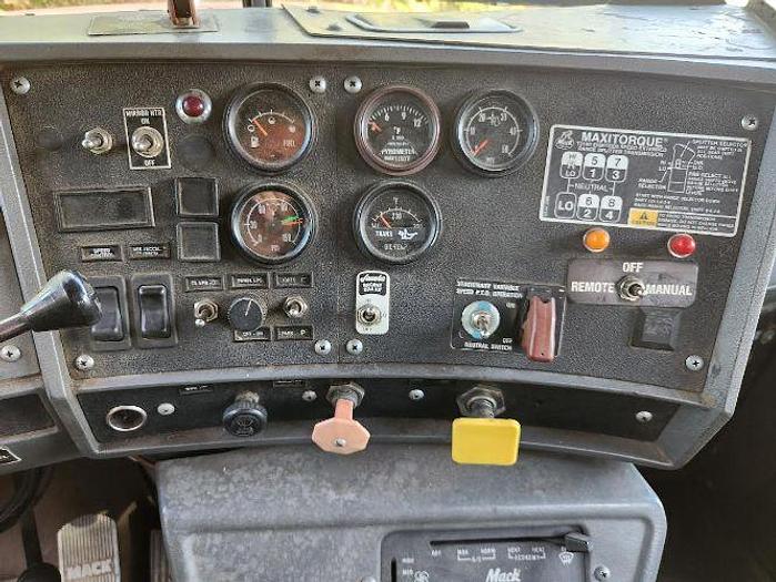 Used 1997 Mack RD688ES with a National 800C Crane