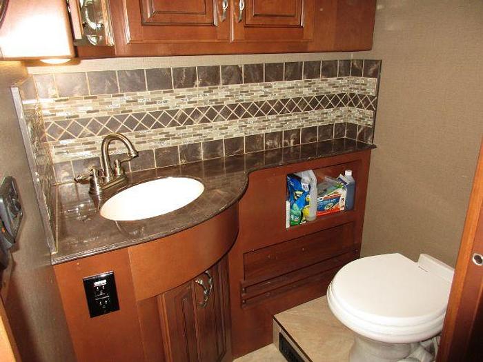 Used 2015 Fleetwood Discovery LXE 40E