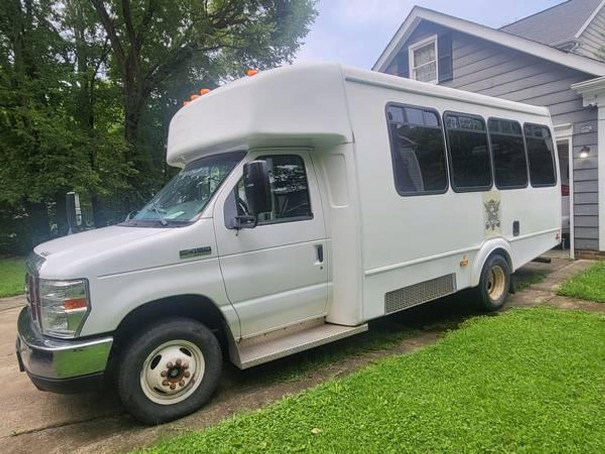 Used 2013 Ford F-450 Econoline 14 Passenger Shuttle Bus