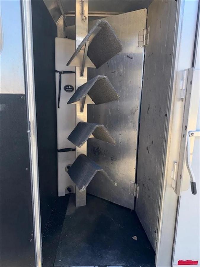 Used 2002 Sooner Revolution 4 Horse