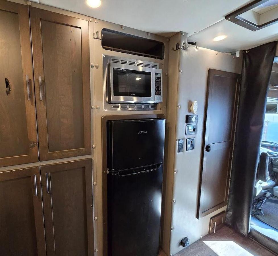 Used 2021 Volvo VNL64T300