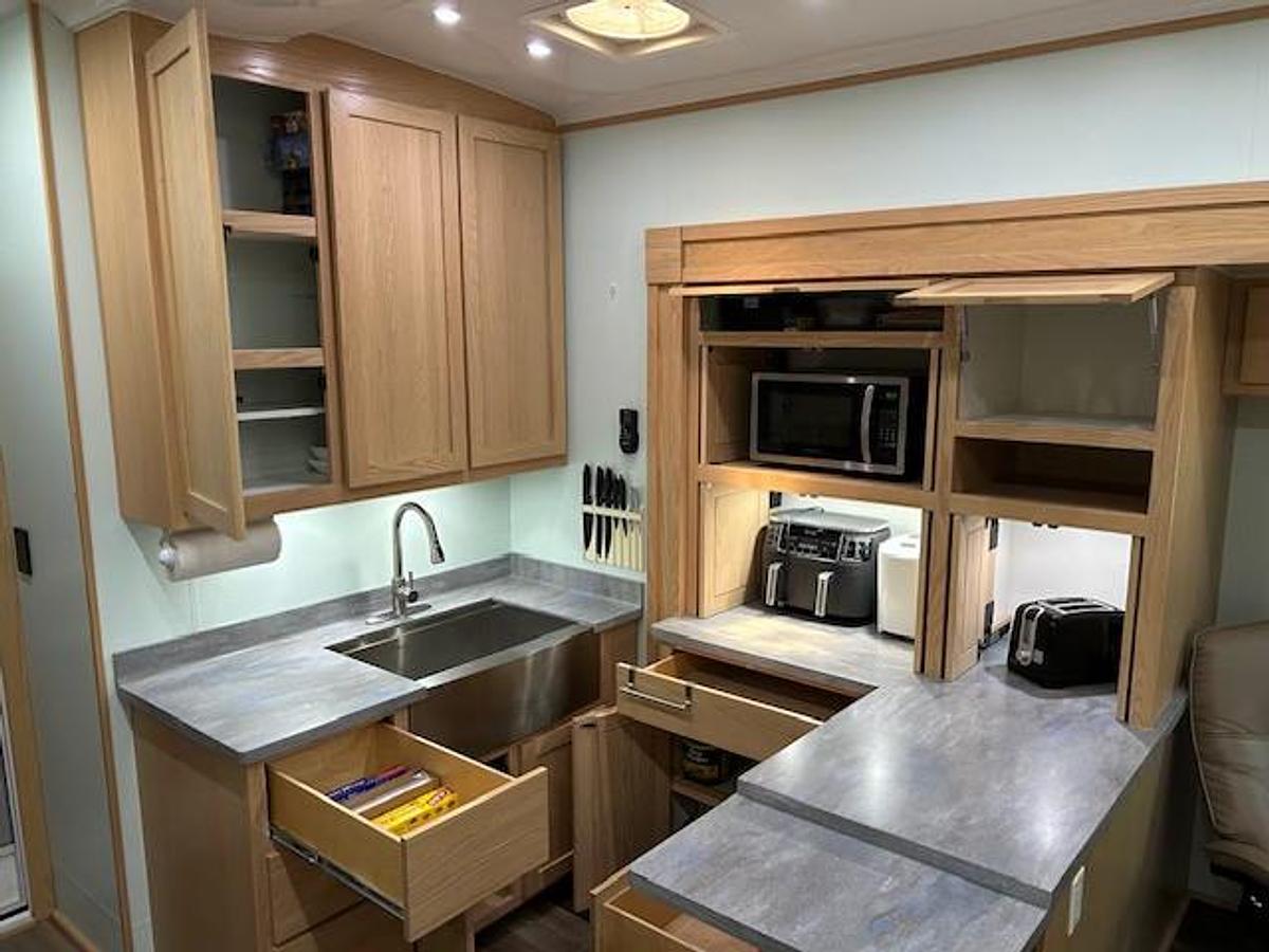 Used 2022 Space Craft V405 Fifth Wheel