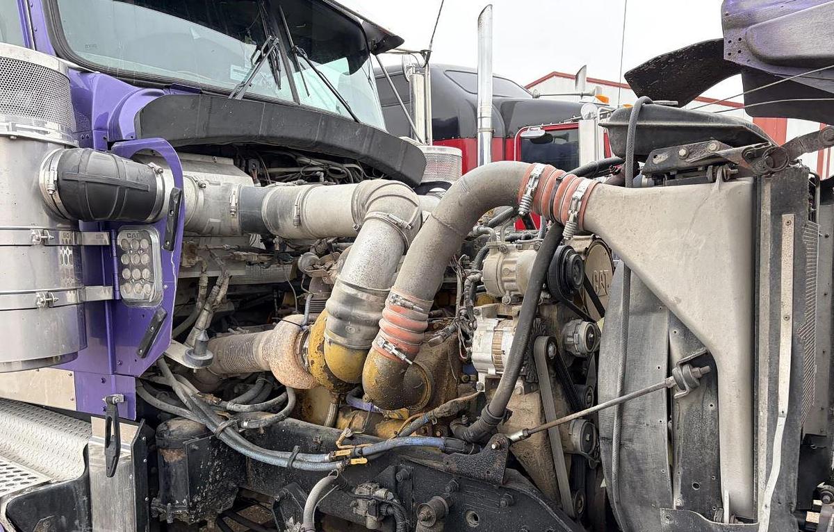 Used 2005 KENWORTH W900L Conventional Sleeper Semi Truck