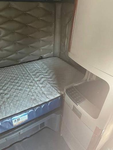 Used 2011 Freightliner Cascadia Sleeper