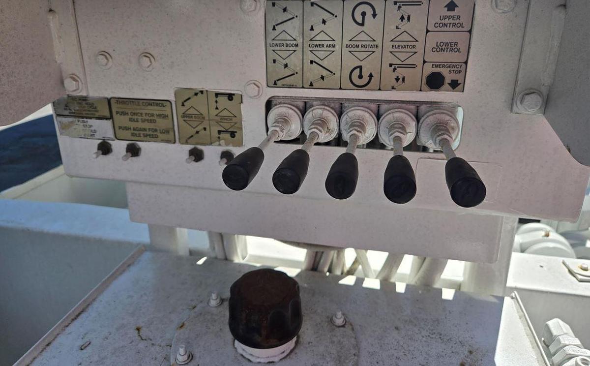 Used 2005 ALTEC TA45M-T50 MOUNTED ON 2005 INTERNATIONAL DURASTAR 4300