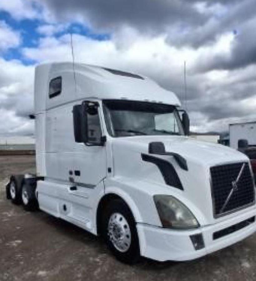 Used 2017 Volvo VNL64T670 Sleeper Semi Truck