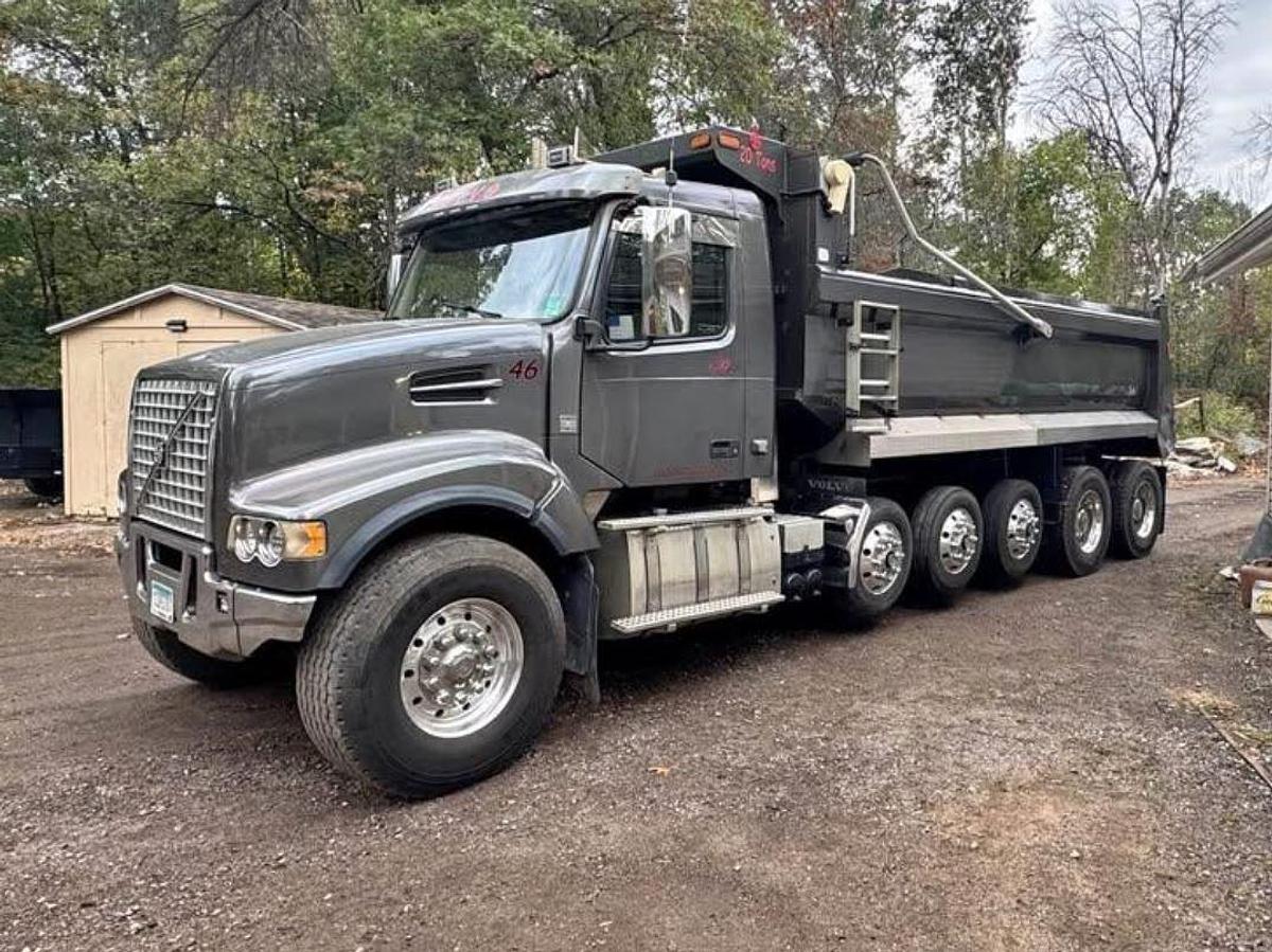Used 2018 Volvo VHD64B300 Sleeper Semi Truck