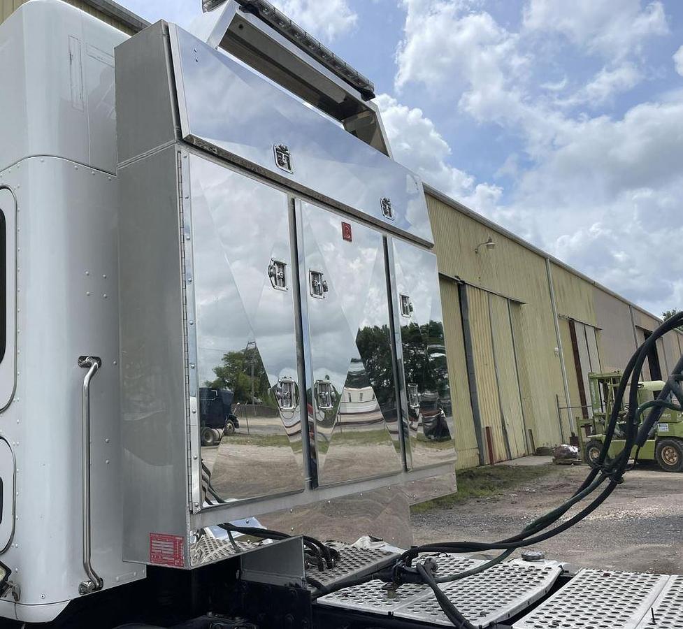 Used 2015 Kenworth T880 Sleeper Semi Truck