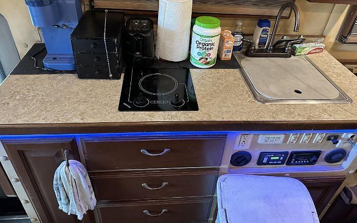 Used 2015 KENWORTH T680 156in ARI Custom Sleeper