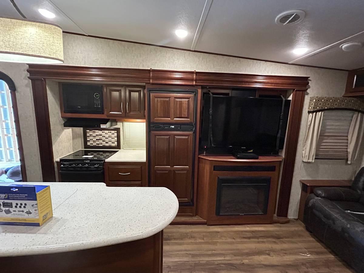 Used 2017 Forest River Wildcat 29RLX Fifth Wheel