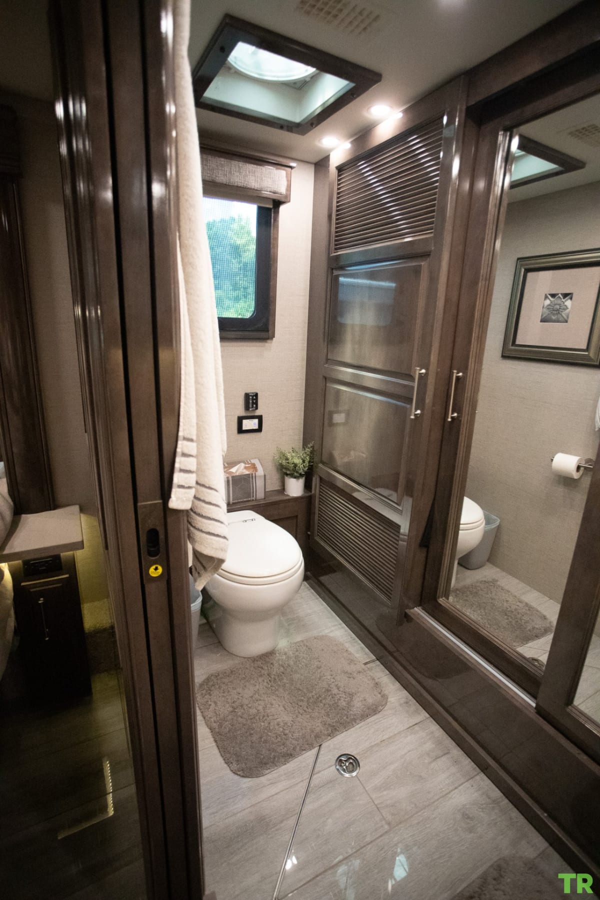Used 2020 Entegra Aspire 44R | 450 HP Cummins Diesel | Bath & Half | Luxury Coach | Only 16,000 Miles