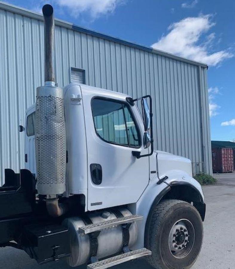 Used 2005 FREIGHTLINER BUSINESS CLASS M2 106