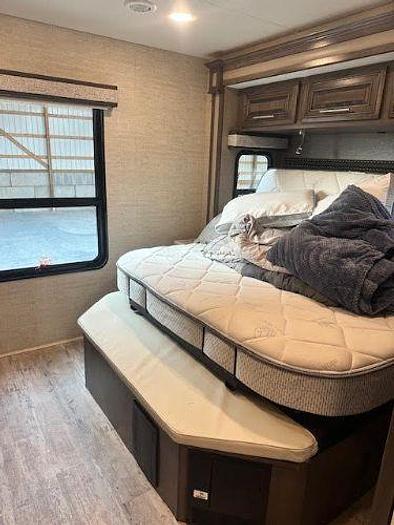 Used 2023 Jayco Seneca 37L.