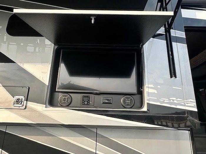 Used 2023 Jayco Seneca 37L.
