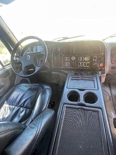 Used 2015 Sundowner Signature Series with Living Quarters