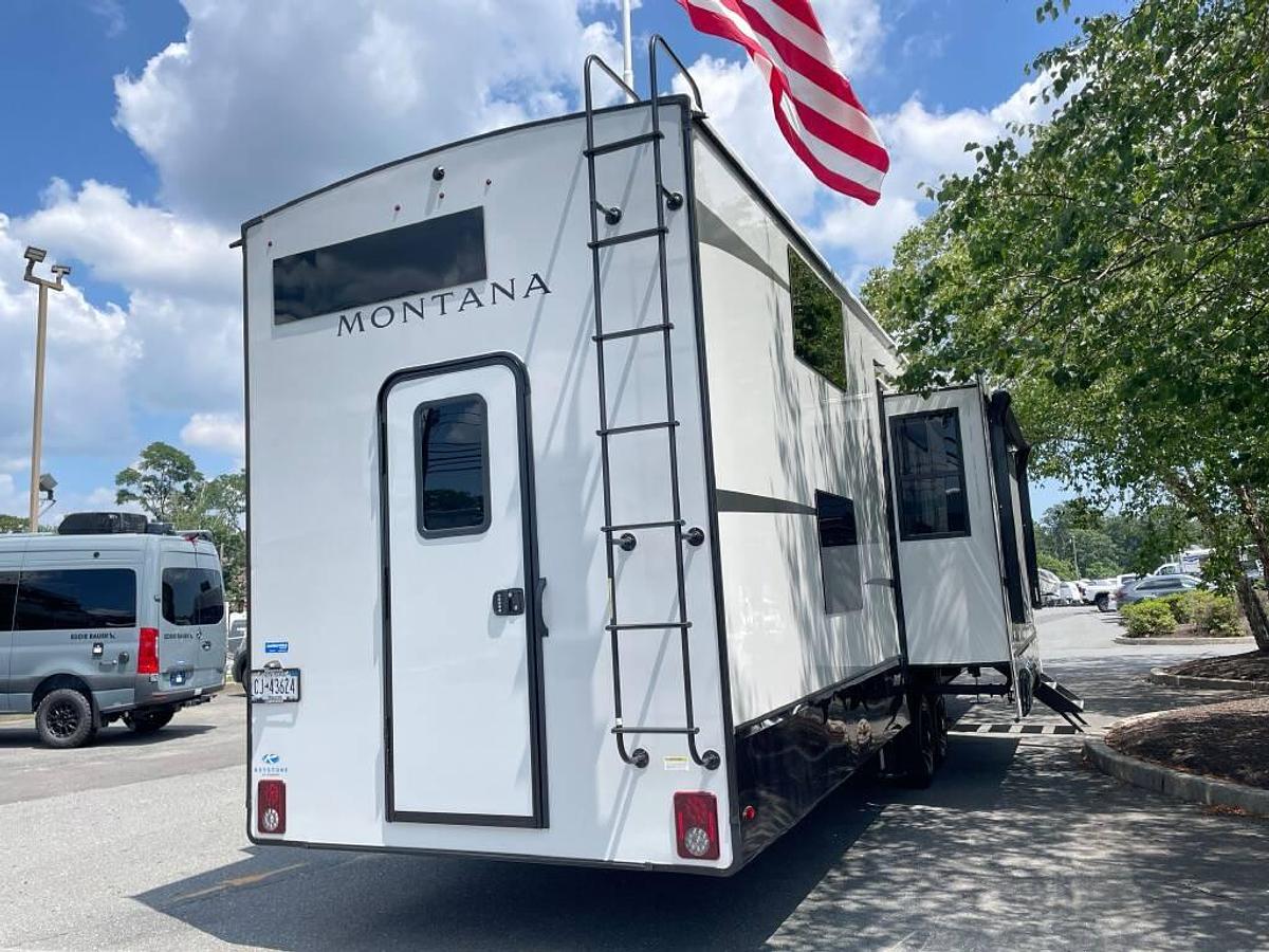 Used 2025 Keystone Montana 3915TB