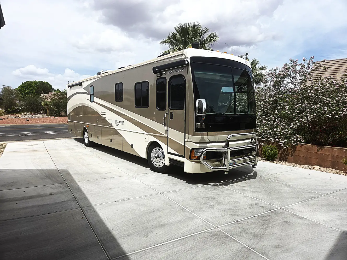 Used 2007 Fleetwood Discovery 39V
