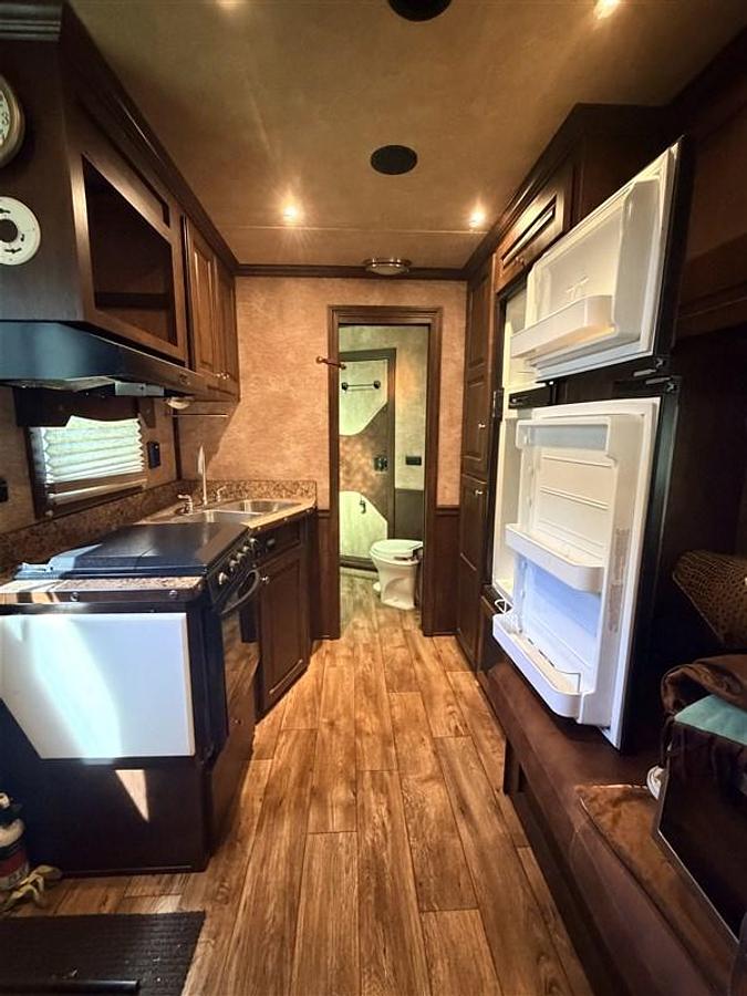 Used 2014 Sooner Legacy 312 3 Horse Gooseneck Trailer with Living Quarters