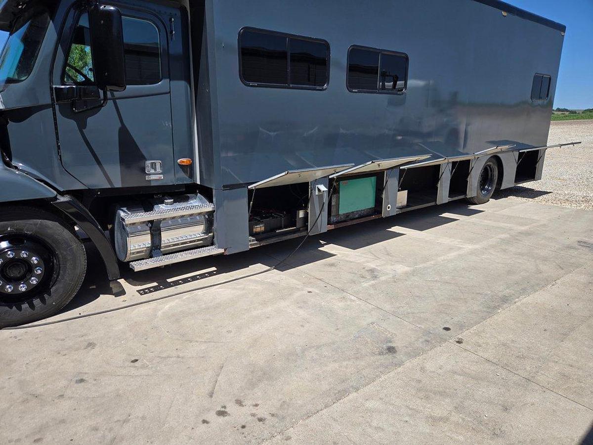 Used 2001 Freightliner Columbia Toterhome