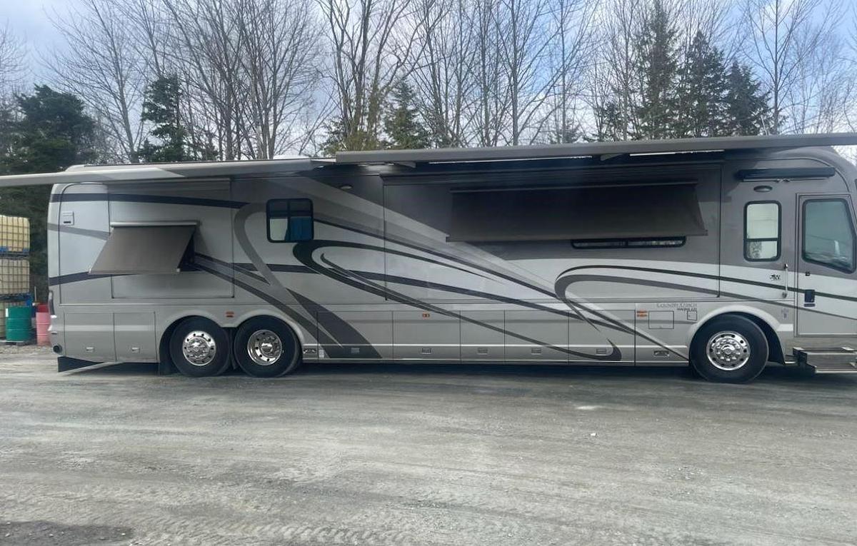 Used 2005 Country Coach Magna 630