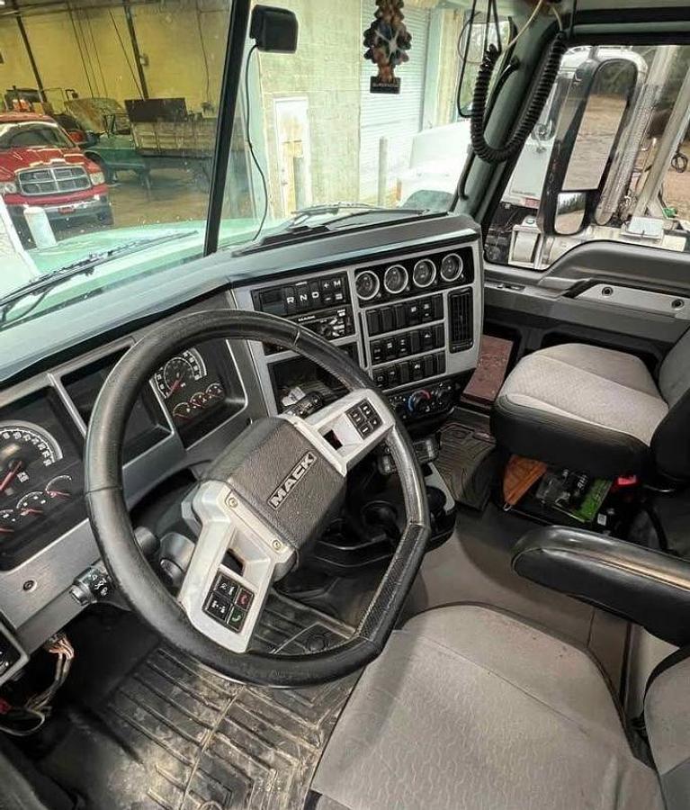 Used 2022 Mack Pinnacle 64T