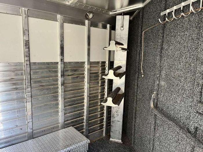 Used 2005 4 Star 3 HORSE