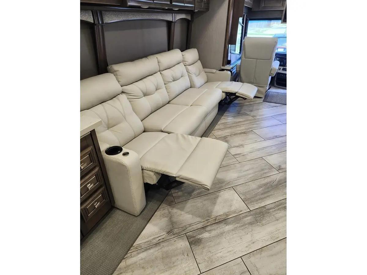 Used 2022 Fleetwood Discovery Lxe 44s