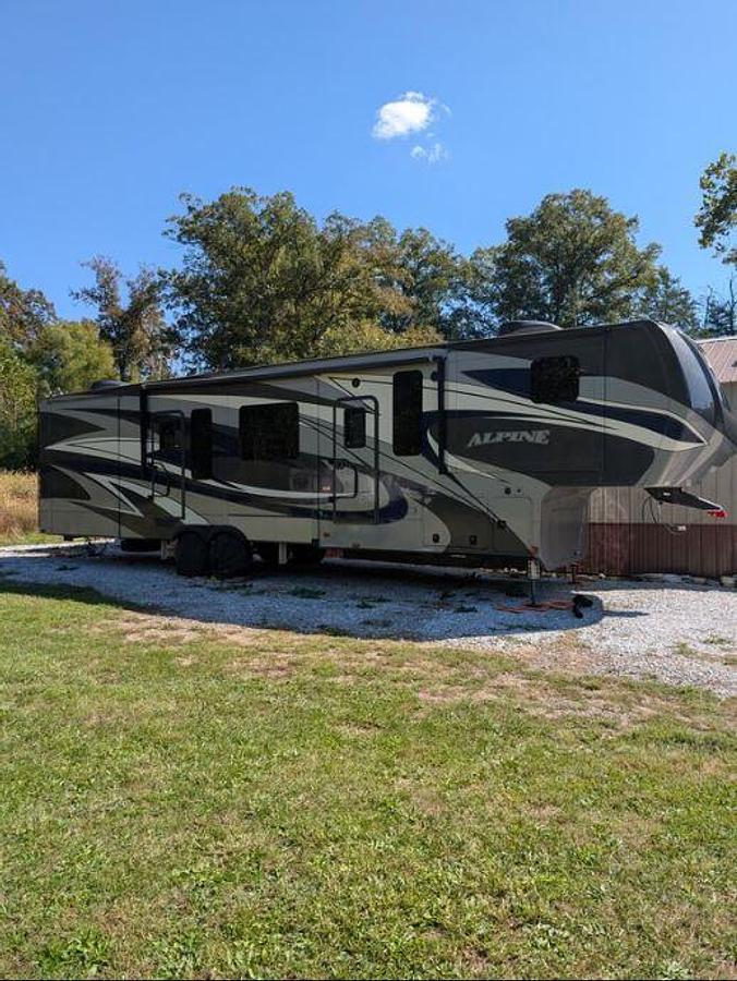 Used 2019 Keystone Alpine 3800FK