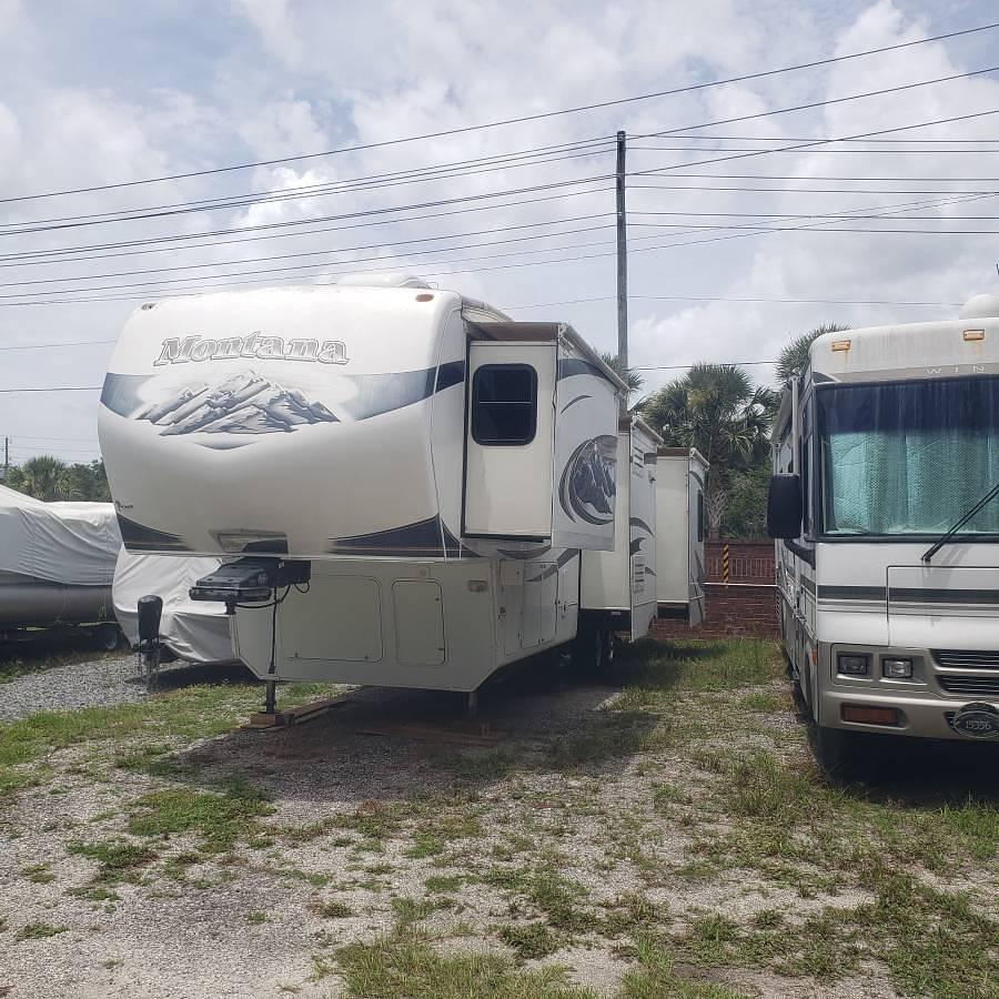 Used 2010 Keystone Montana Fifth Wheel