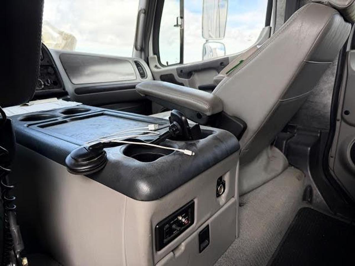 Used 2014 Freightliner Sport Chassis w/ 40' TPD Gooseneck Stacker