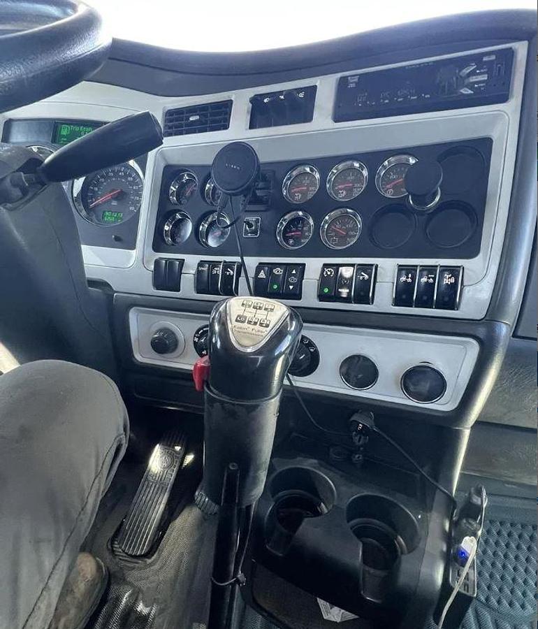 Used 2010 Kenworth W900L Sleeper Semi Truck