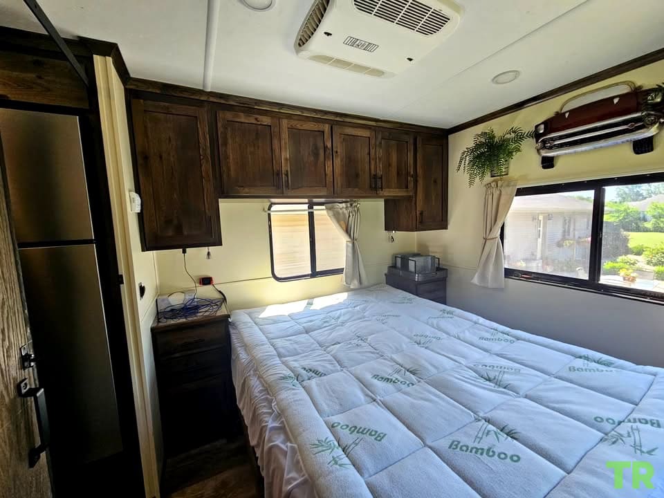 Used 1998 Freightliner FL80 Renegade Car Carrier | Cummins 405 HP | Allison Automatic | 5-Car Kaufman Hauler