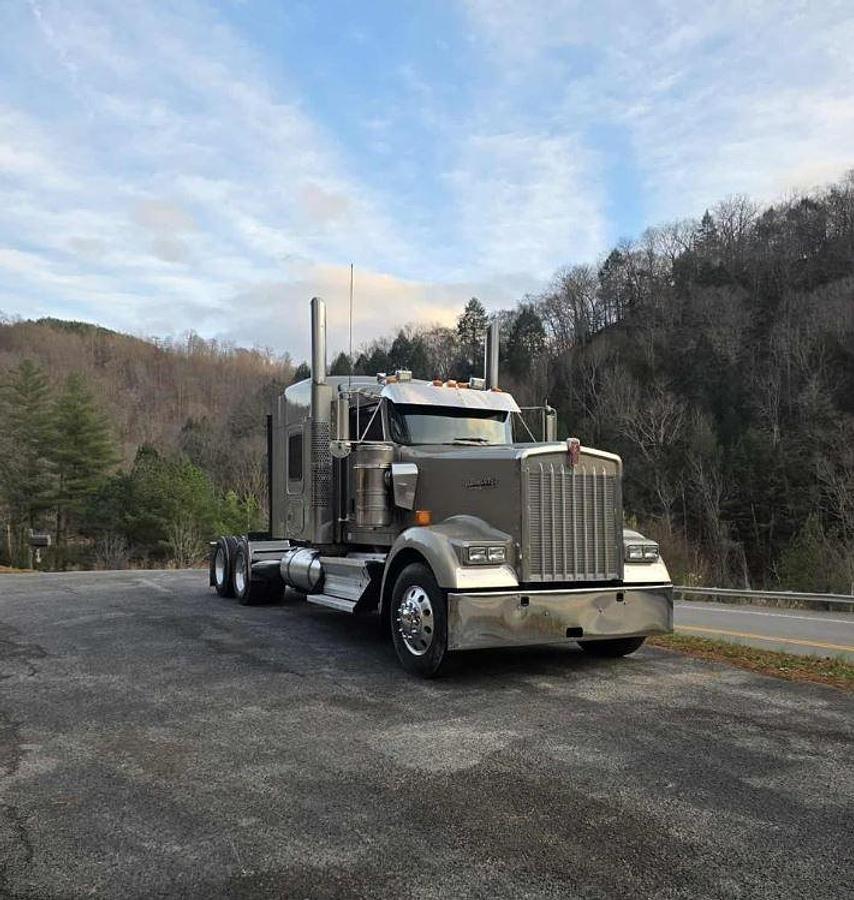 Used 2009 KENWORTH W900L Conventional Sleeper Semi