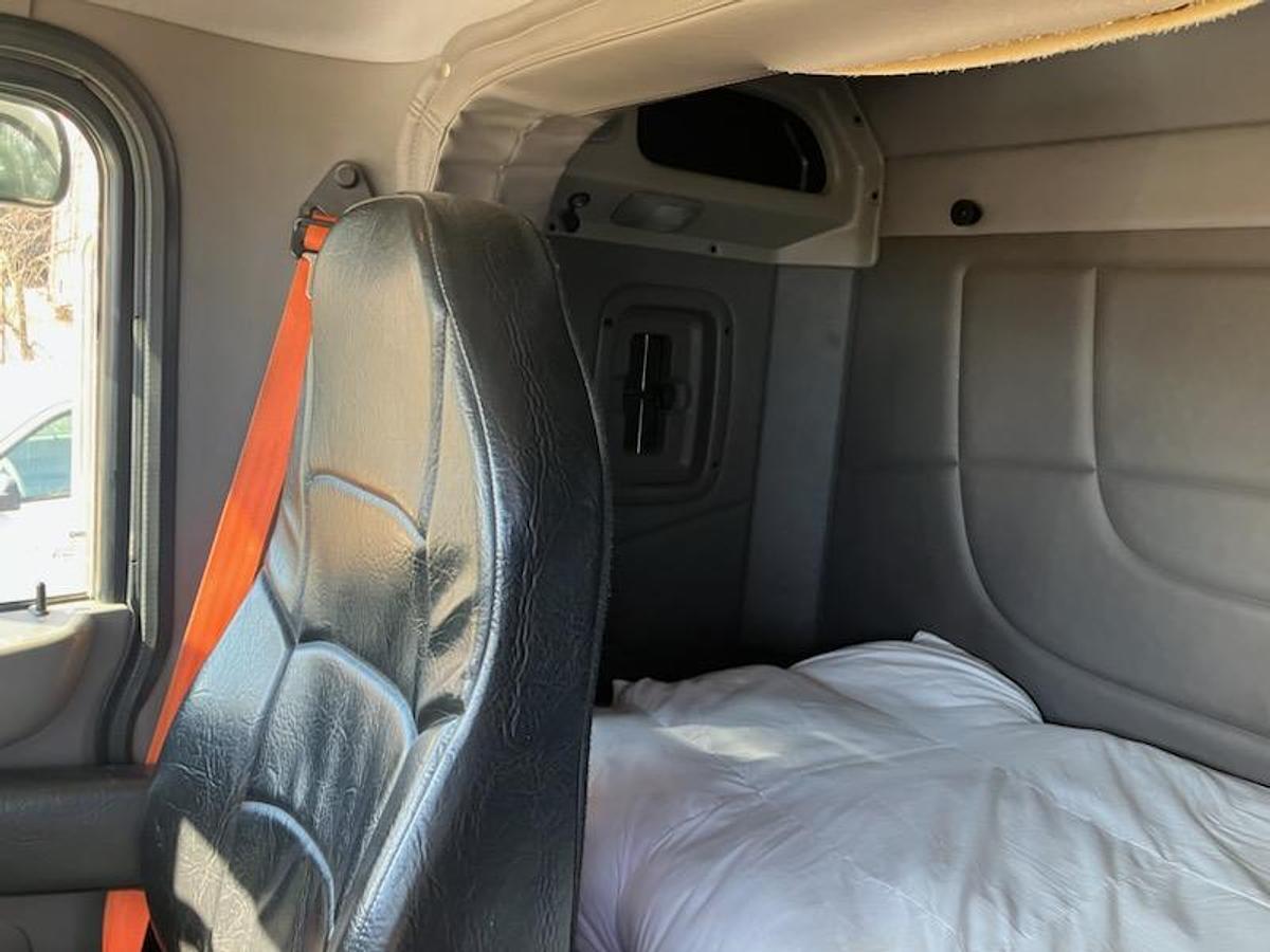 Used 2012 Peterbilt 365 Conventional Sleeper Semi