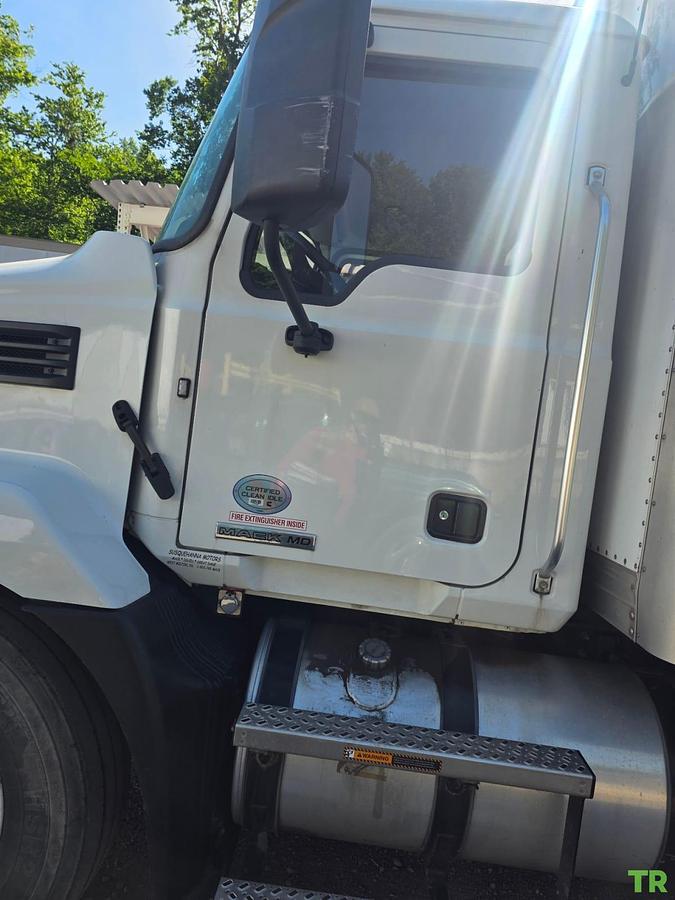 Used 2022 Mack MD Box Truck