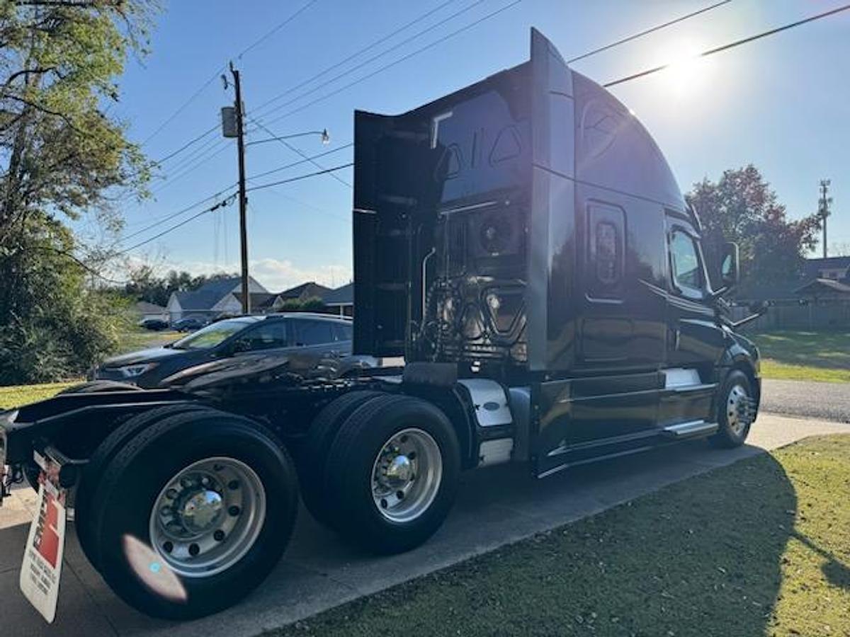 Used 2020 Freightliner Cascadia 125